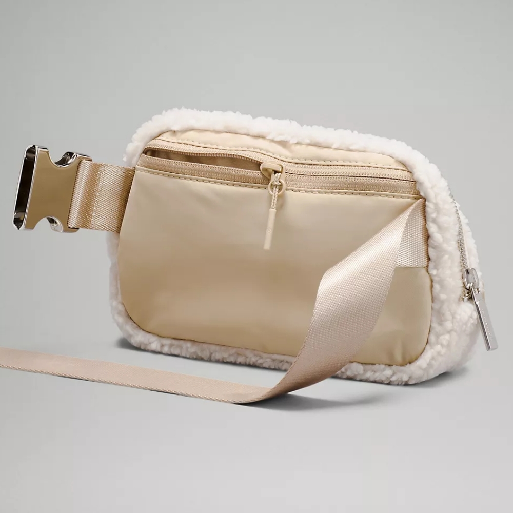 Lululemon Everywhere Fleece Belt Bag Ivory & Silver - Picture 6 of 7